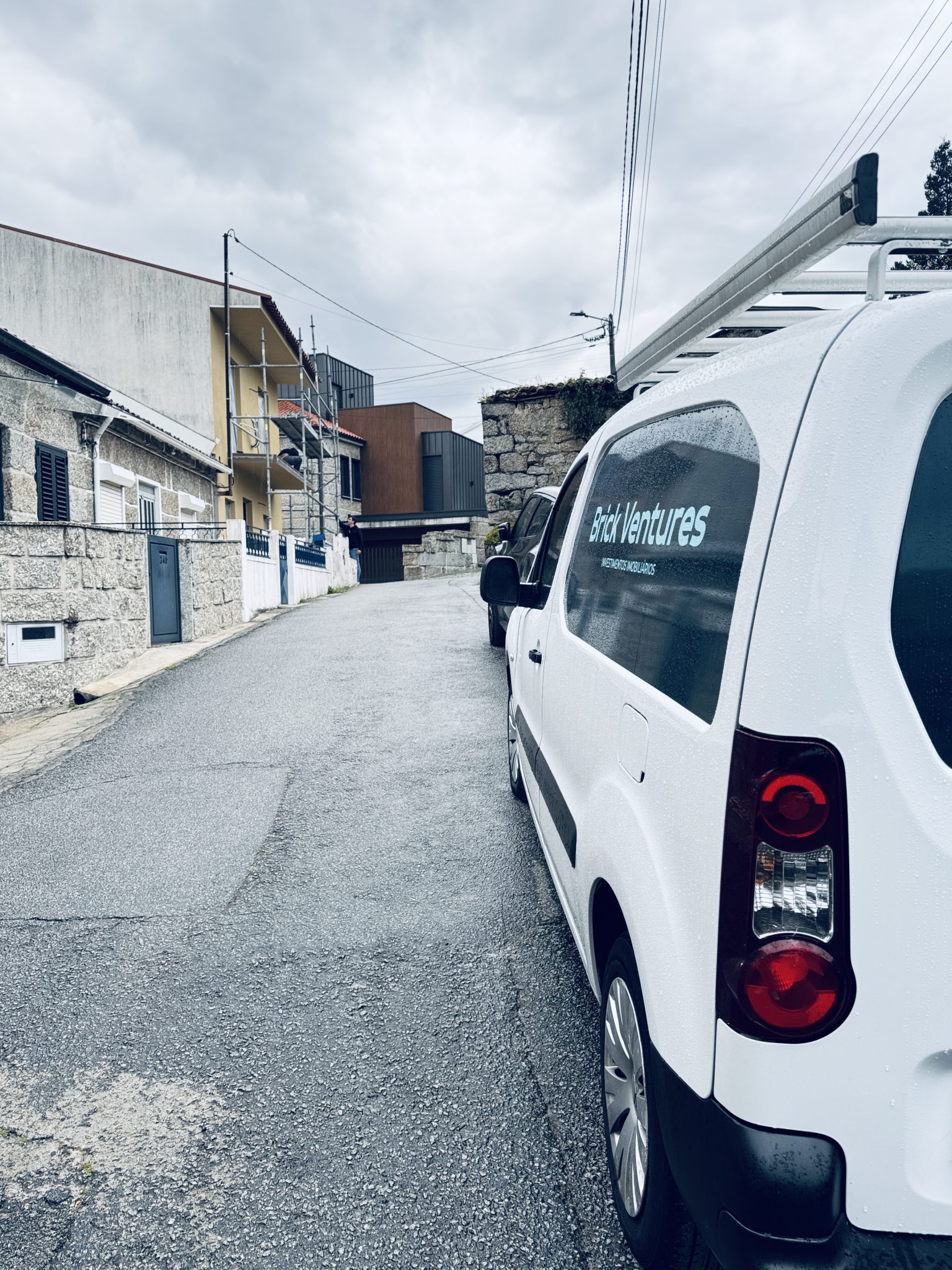 viatura da Brick Ventures em Guimarães, ilustrando atuação em reabilitação e valorização de imóveis no Norte de Portugal