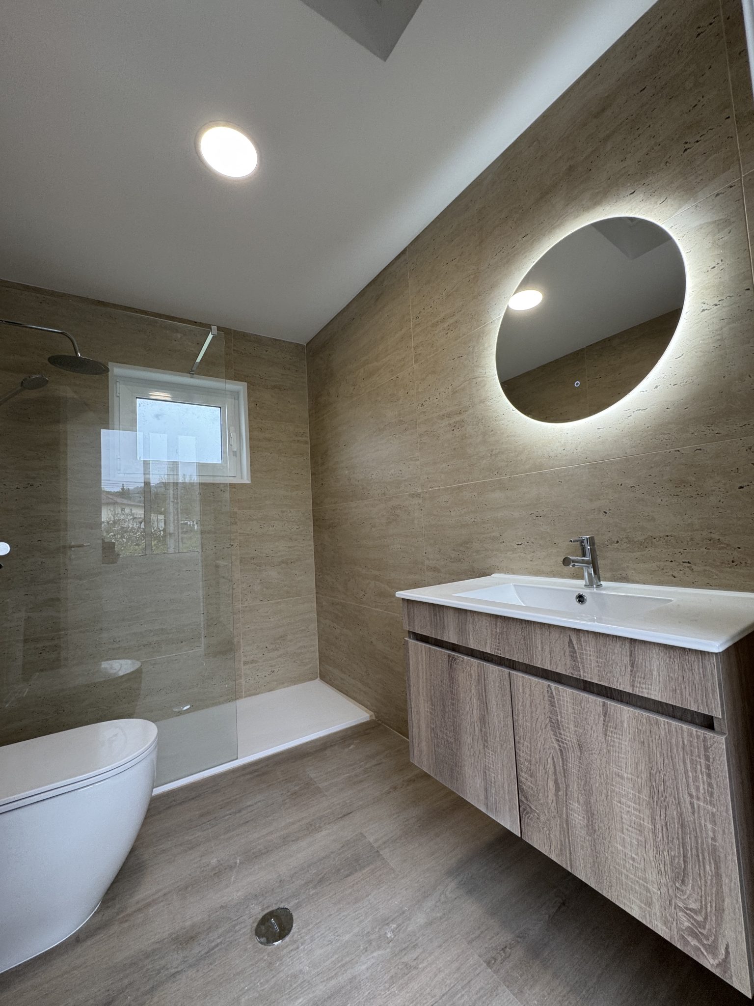 casa de banho renovada em Braga após remodelação, com acabamentos modernos e iluminação led